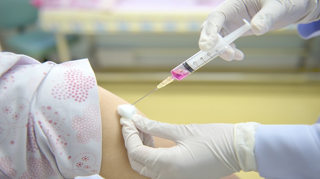 Soft focus nurses are vaccinations to patients using the syringe.Doctor vaccinating women in hospital.Are treated by the use of sterile injectable upper arm. injection